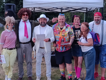 Večer se pak před Dřevěnkou rozjelo RETRO-DISCO